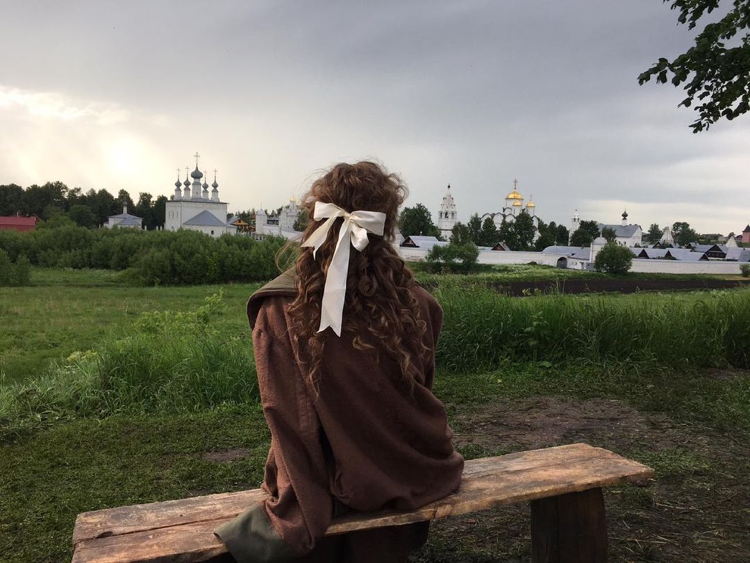 И снова в Суздале снимают кино. На этот раз 12-серийный фильм о Великой Отечественной для Первого канала. Уже есть первые кадры с площадки проекта «В парке Чаир».