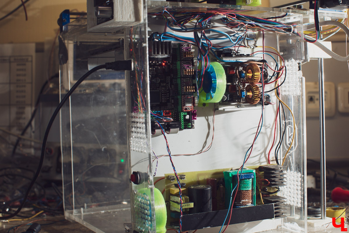 Как вы развлекаетесь на работе? Инженер Олег Катков, например, собирает 3D-принтеры. Узнаем себестоимость «домашнего» изобретения и изучим его функционал.