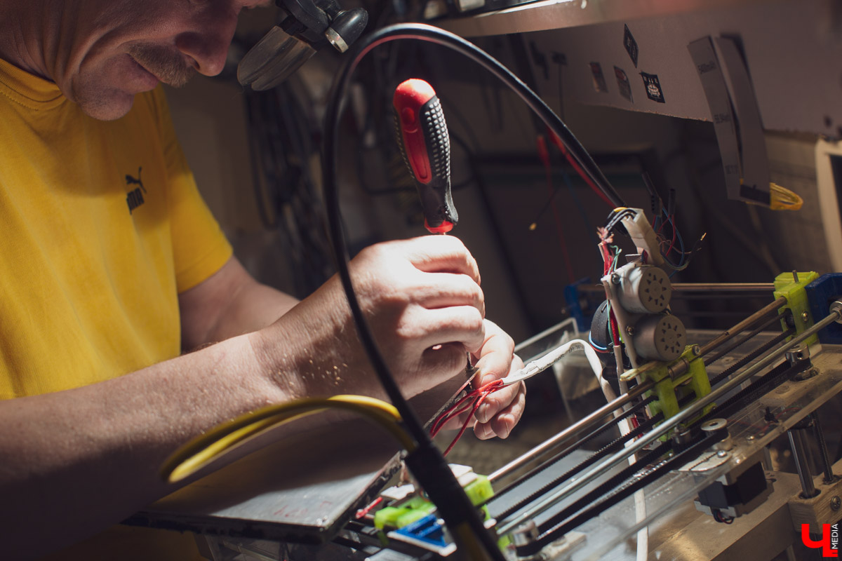 Как вы развлекаетесь на работе? Инженер Олег Катков, например, собирает 3D-принтеры. Узнаем себестоимость «домашнего» изобретения и изучим его функционал.