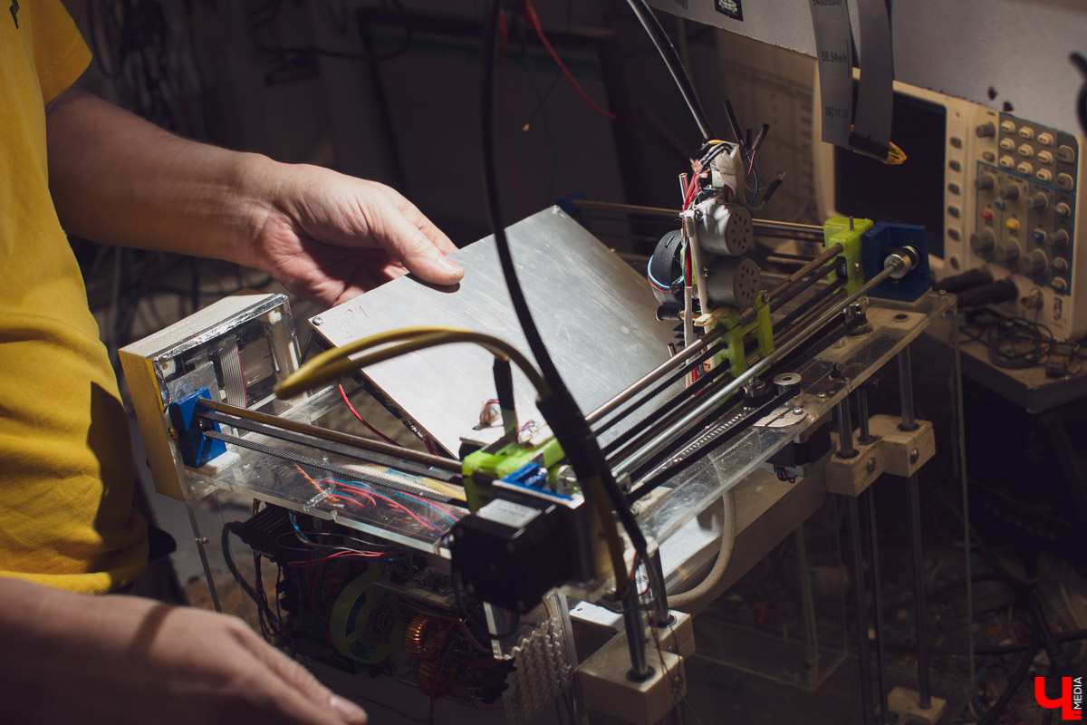 Как вы развлекаетесь на работе? Инженер Олег Катков, например, собирает 3D-принтеры. Узнаем себестоимость «домашнего» изобретения и изучим его функционал.