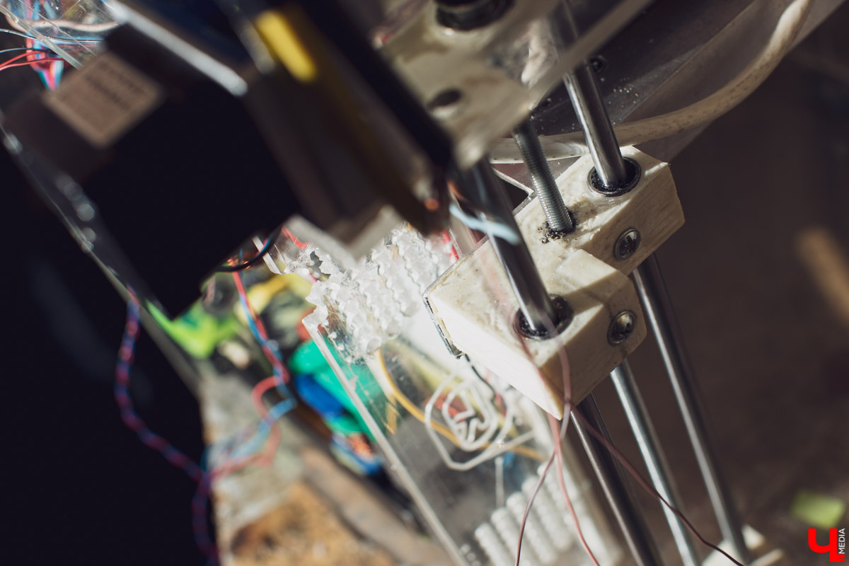 Как вы развлекаетесь на работе? Инженер Олег Катков, например, собирает 3D-принтеры. Узнаем себестоимость «домашнего» изобретения и изучим его функционал.