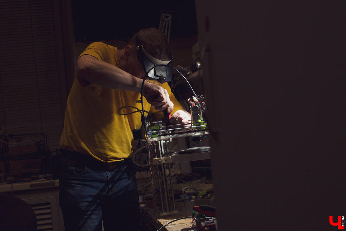 Как вы развлекаетесь на работе? Инженер Олег Катков, например, собирает 3D-принтеры. Узнаем себестоимость «домашнего» изобретения и изучим его функционал.