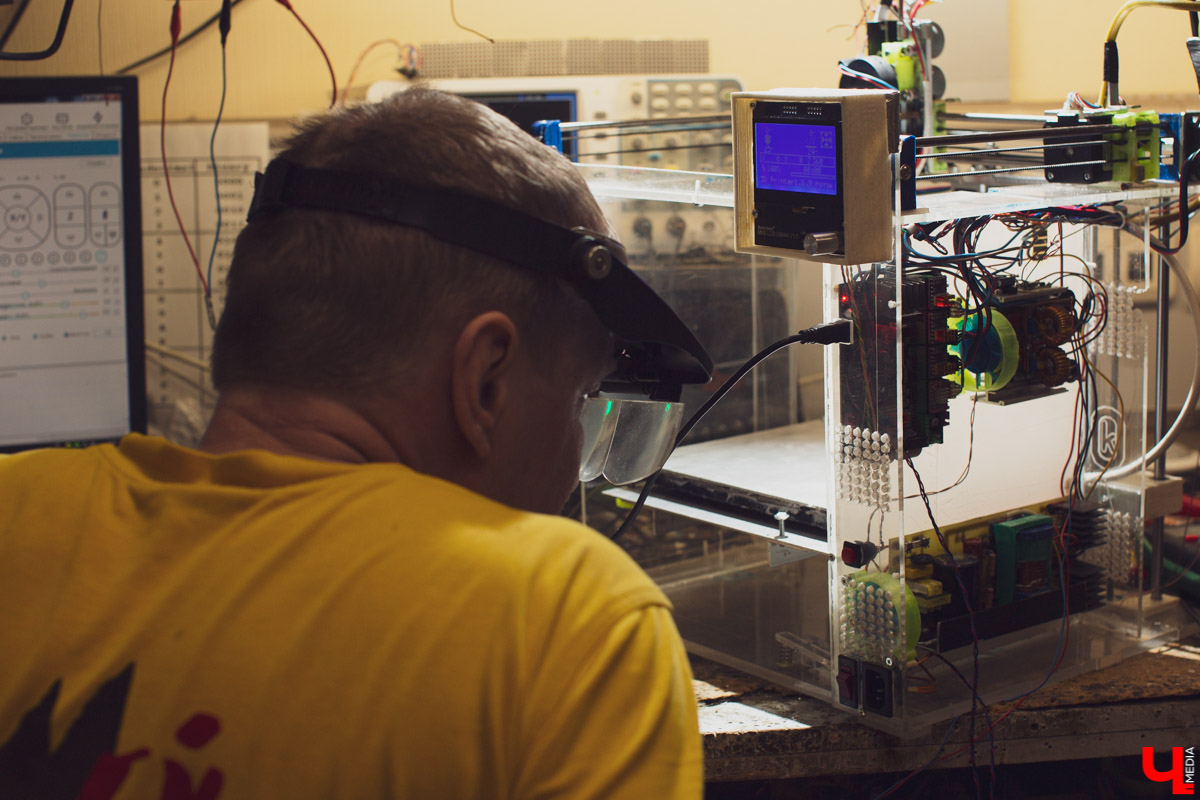 Как вы развлекаетесь на работе? Инженер Олег Катков, например, собирает 3D-принтеры. Узнаем себестоимость «домашнего» изобретения и изучим его функционал.