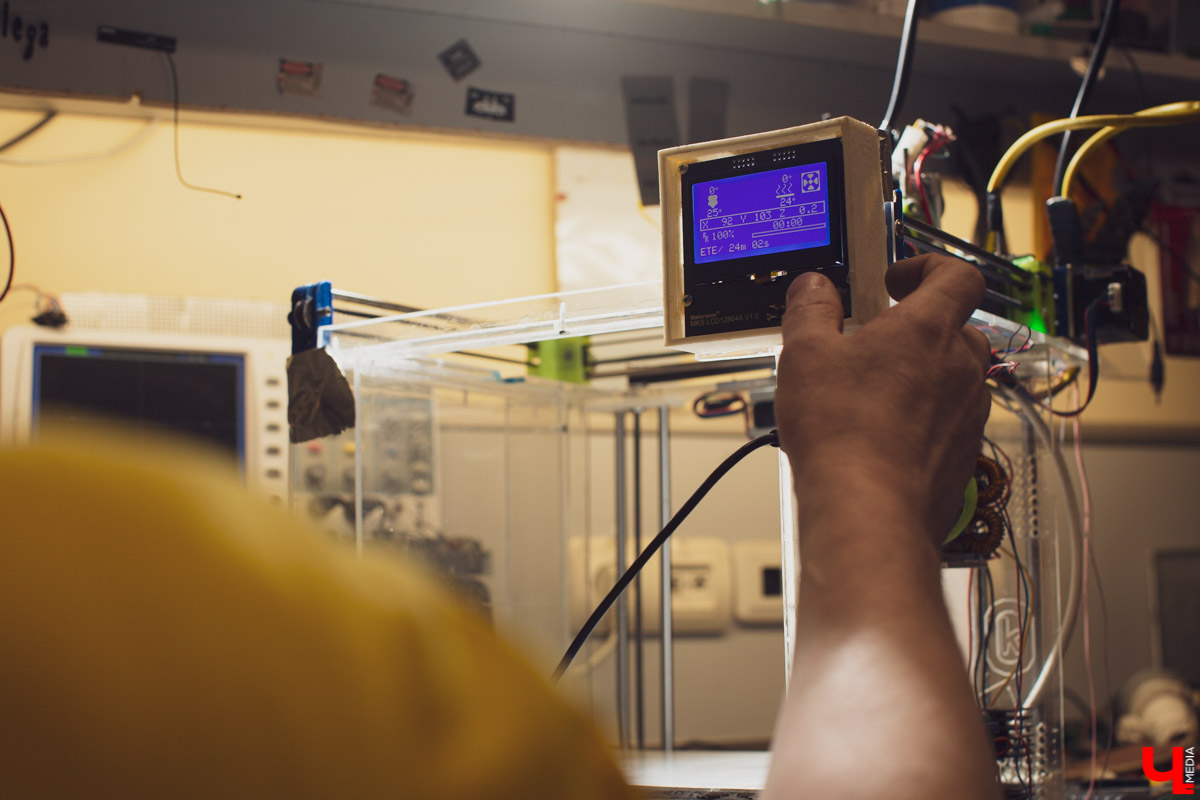 Как вы развлекаетесь на работе? Инженер Олег Катков, например, собирает 3D-принтеры. Узнаем себестоимость «домашнего» изобретения и изучим его функционал.