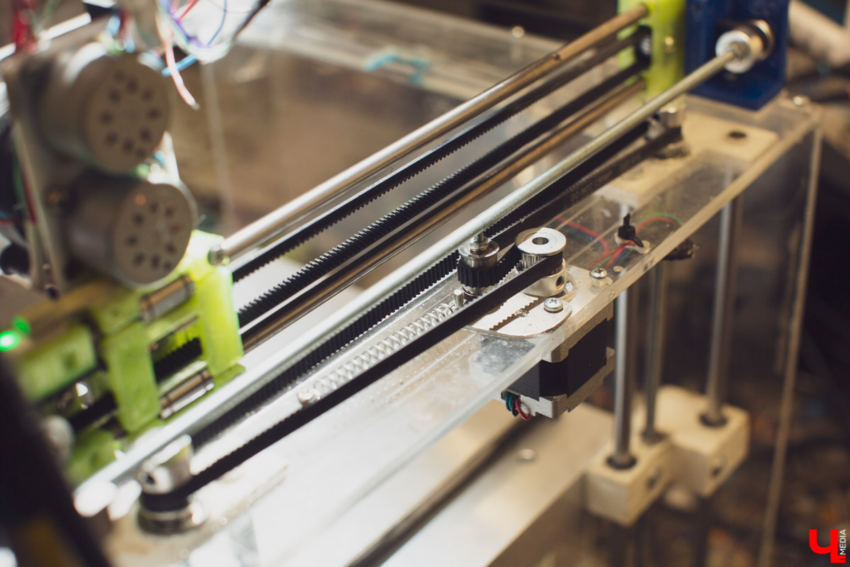 Как вы развлекаетесь на работе? Инженер Олег Катков, например, собирает 3D-принтеры. Узнаем себестоимость «домашнего» изобретения и изучим его функционал.