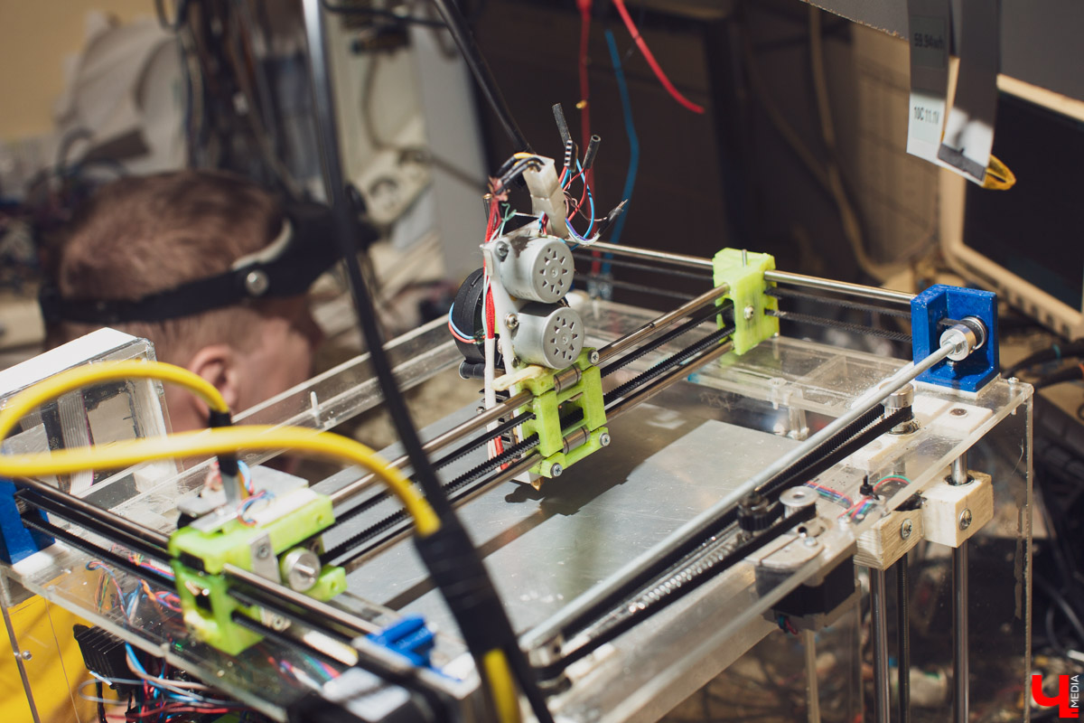 Как вы развлекаетесь на работе? Инженер Олег Катков, например, собирает 3D-принтеры. Узнаем себестоимость «домашнего» изобретения и изучим его функционал.