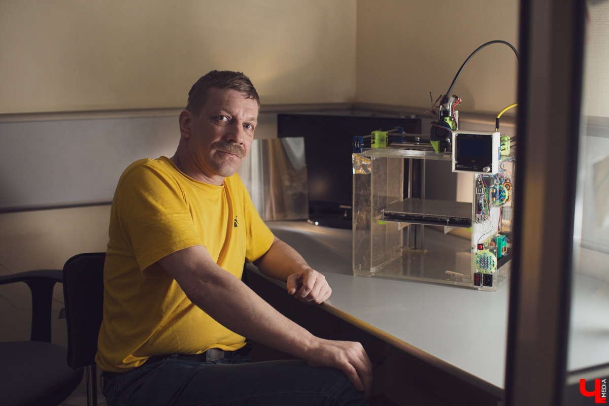 Как вы развлекаетесь на работе? Инженер Олег Катков, например, собирает 3D-принтеры. Узнаем себестоимость «домашнего» изобретения и изучим его функционал.
