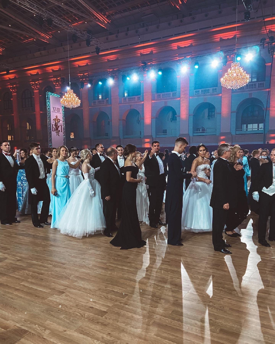 Елизавета Кондрикова окунулась в сказку, побывав на самом крупном благотворительном Венском балу в Европе. Узнаем у жительницы Владимира, как проходят мероприятия подобного масштаба и почему их посещают звезды.