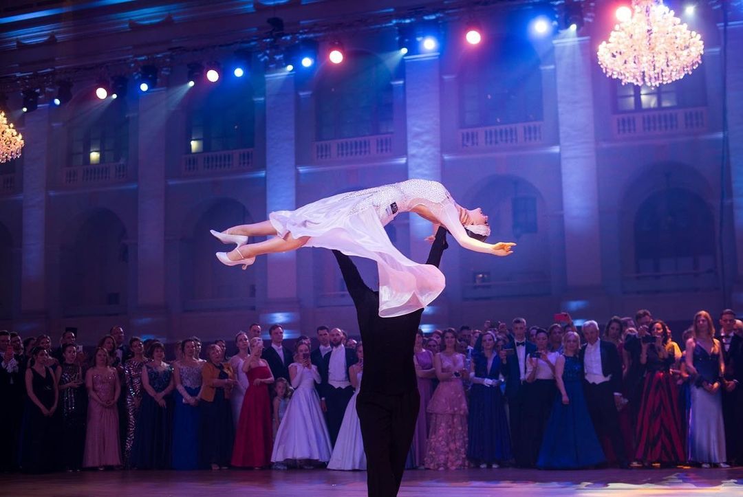 Елизавета Кондрикова окунулась в сказку, побывав на самом крупном благотворительном Венском балу в Европе. Узнаем у жительницы Владимира, как проходят мероприятия подобного масштаба и почему их посещают звезды.