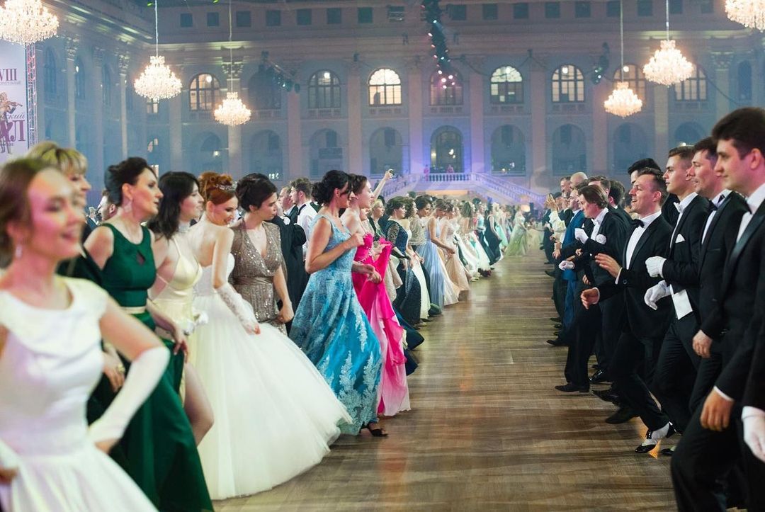 Елизавета Кондрикова окунулась в сказку, побывав на самом крупном благотворительном Венском балу в Европе. Узнаем у жительницы Владимира, как проходят мероприятия подобного масштаба и почему их посещают звезды.