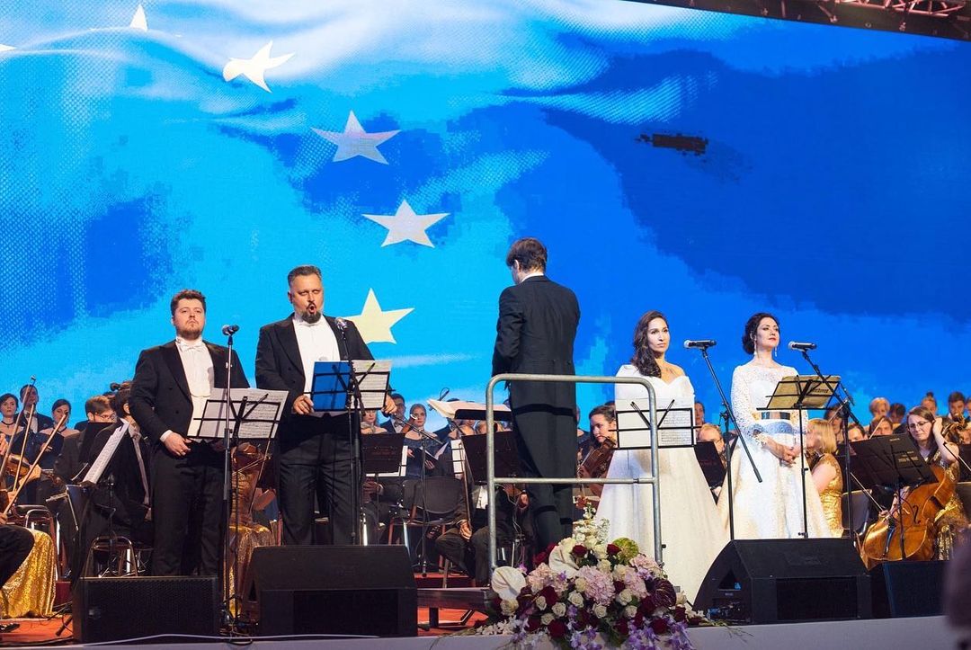 Елизавета Кондрикова окунулась в сказку, побывав на самом крупном благотворительном Венском балу в Европе. Узнаем у жительницы Владимира, как проходят мероприятия подобного масштаба и почему их посещают звезды.