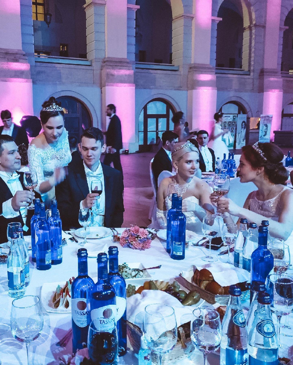 Елизавета Кондрикова окунулась в сказку, побывав на самом крупном благотворительном Венском балу в Европе. Узнаем у жительницы Владимира, как проходят мероприятия подобного масштаба и почему их посещают звезды.