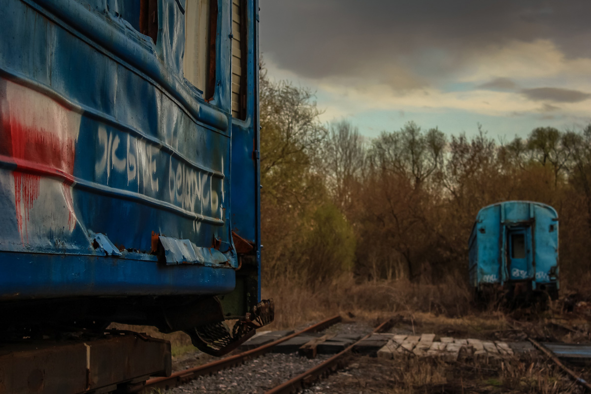 Во Владимире немало странных локаций. Стоянка на первый взгляд заброшенных вагонов за Черным мостом - одно из таких мест.