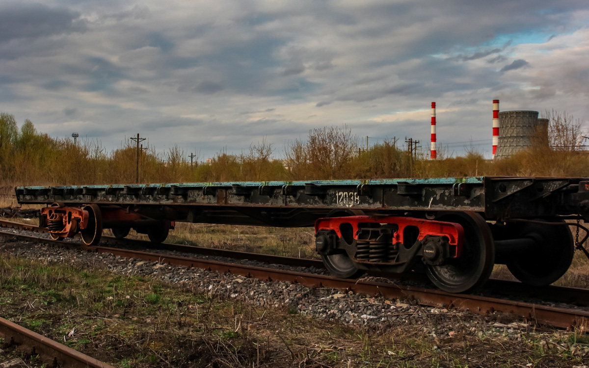 Во Владимире немало странных локаций. Стоянка на первый взгляд заброшенных вагонов за Черным мостом - одно из таких мест.