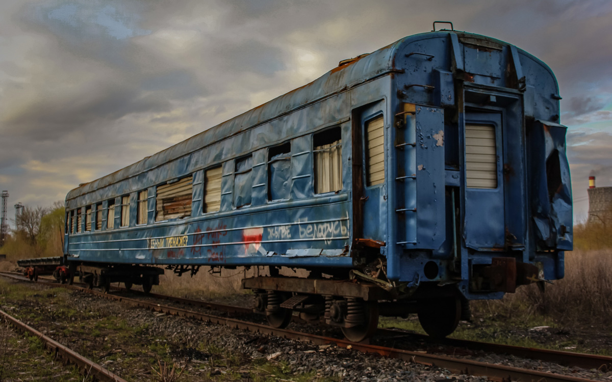 Во Владимире немало странных локаций. Стоянка на первый взгляд заброшенных вагонов за Черным мостом - одно из таких мест.