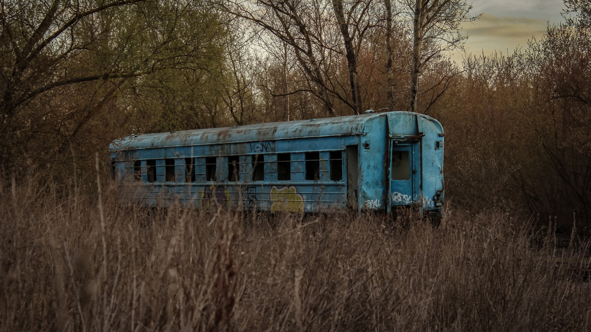 Во Владимире немало странных локаций. Стоянка на первый взгляд заброшенных вагонов за Черным мостом - одно из таких мест.