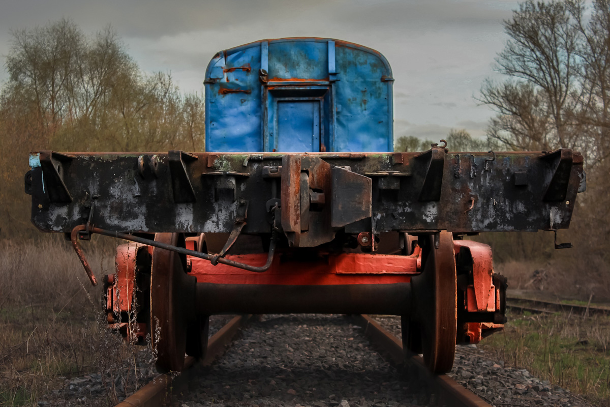 Во Владимире немало странных локаций. Стоянка на первый взгляд заброшенных вагонов за Черным мостом - одно из таких мест.