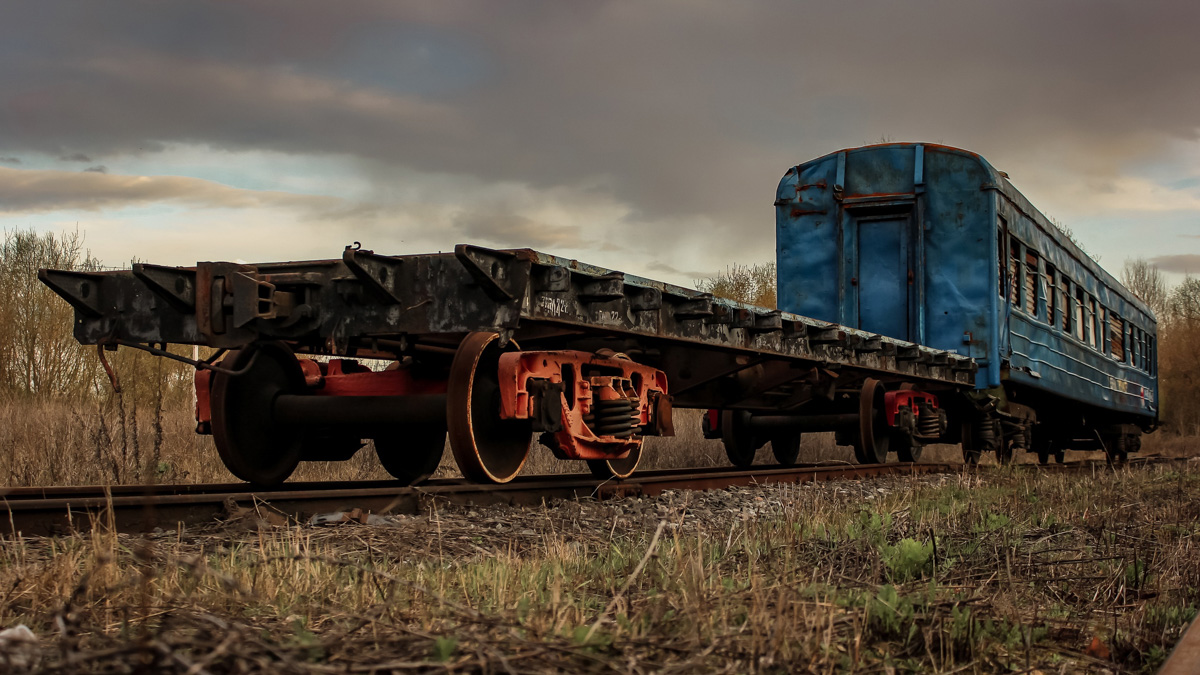 Во Владимире немало странных локаций. Стоянка на первый взгляд заброшенных вагонов за Черным мостом - одно из таких мест.