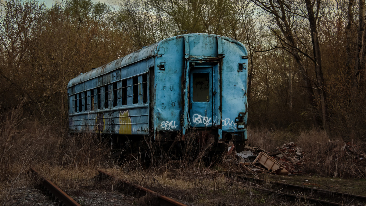 Во Владимире немало странных локаций. Стоянка на первый взгляд заброшенных вагонов за Черным мостом - одно из таких мест.
