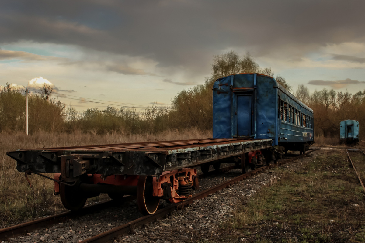 Во Владимире немало странных локаций. Стоянка на первый взгляд заброшенных вагонов за Черным мостом - одно из таких мест.