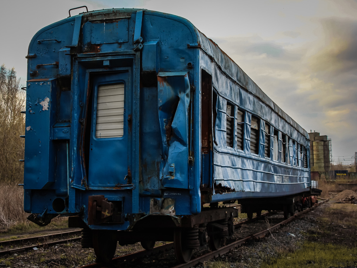 Во Владимире немало странных локаций. Стоянка на первый взгляд заброшенных вагонов за Черным мостом - одно из таких мест.