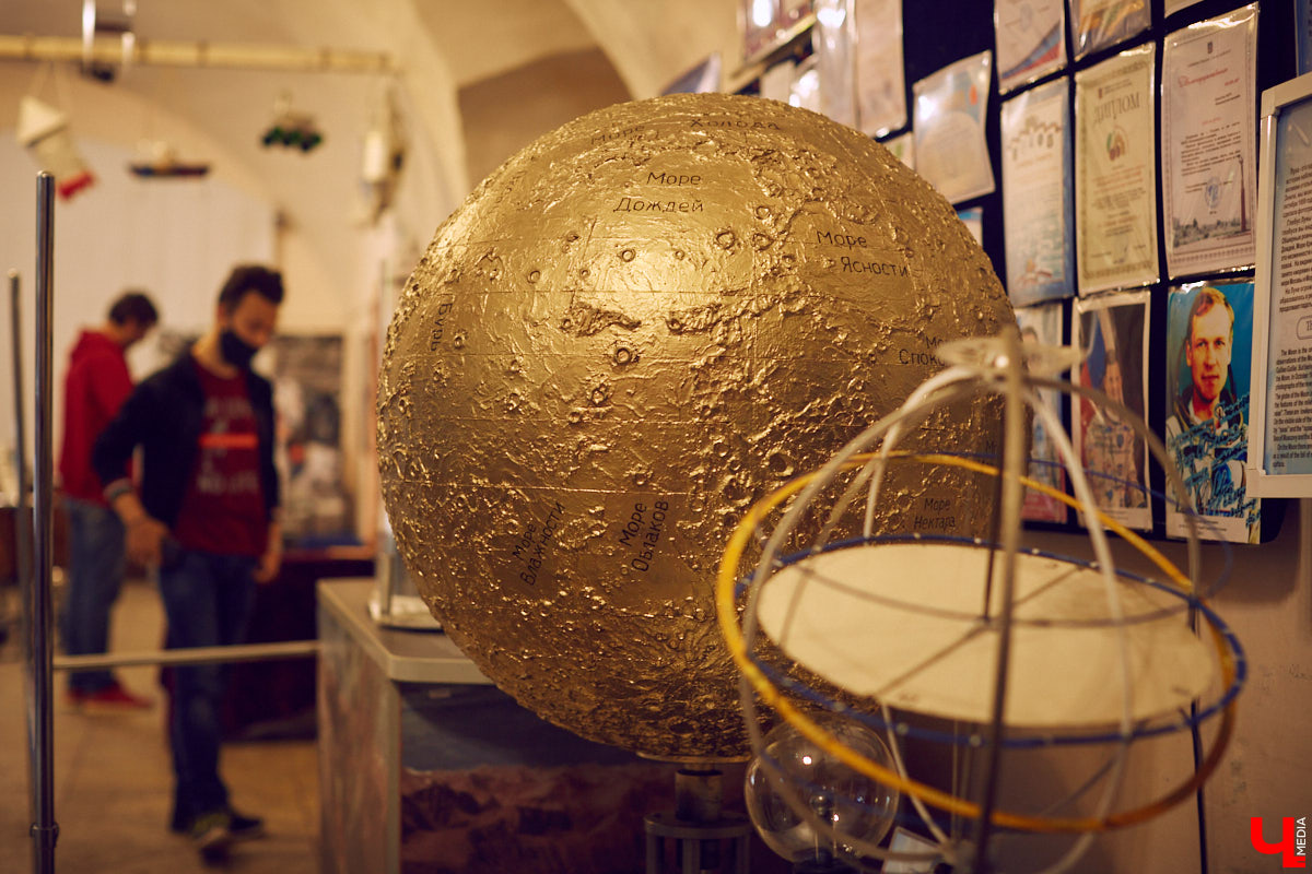 Специально для «Ключ-Медиа» методист Владимирского планетария Валентина Глазова провела небольшой экскурс по астрономическим явлениям: объяснила, когда небо транслирует зрелища, и почему через 25 лет владимирцы ощутят на себе влияние Солнца.