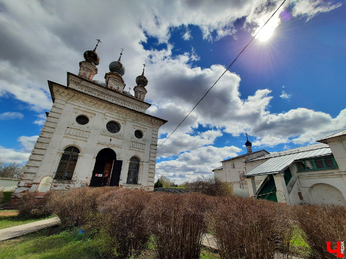 Чем занять выходной? Например, можно отправиться в Юрьев-Польский. У нас под боком стоит древний и интересный город, стоит там побывать!