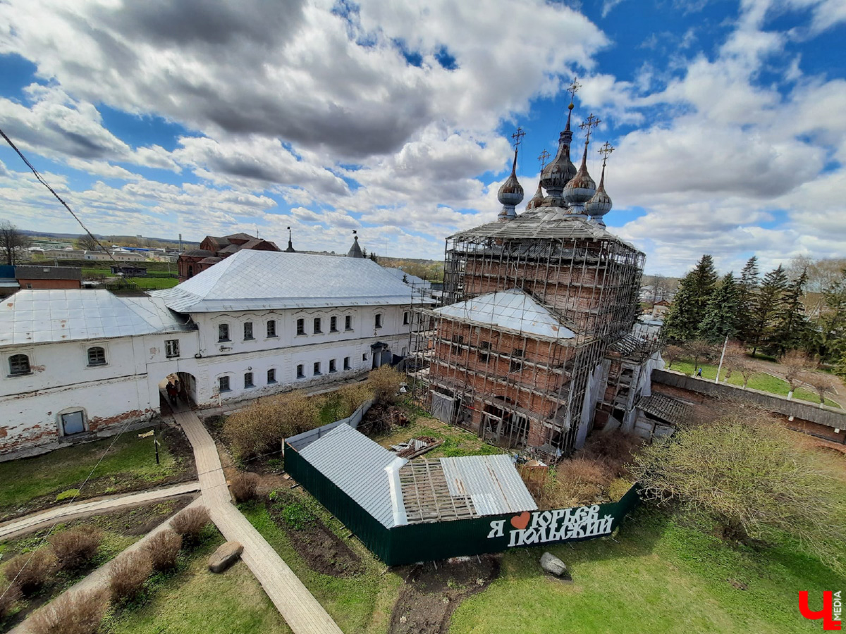 Чем занять выходной? Например, можно отправиться в Юрьев-Польский. У нас под боком стоит древний и интересный город, стоит там побывать!