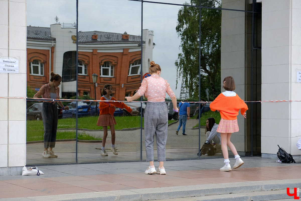 Несколько десятков поклонниц группы BTS исполнили подготовленный заранее номер на Театральной площади. Участницы получили призы