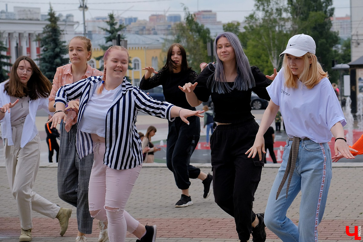 Несколько десятков поклонниц группы BTS исполнили подготовленный заранее номер на Театральной площади. Участницы получили призы