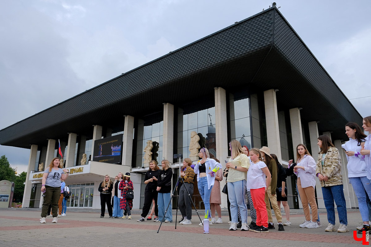 Несколько десятков поклонниц группы BTS исполнили подготовленный заранее номер на Театральной площади. Участницы получили призы