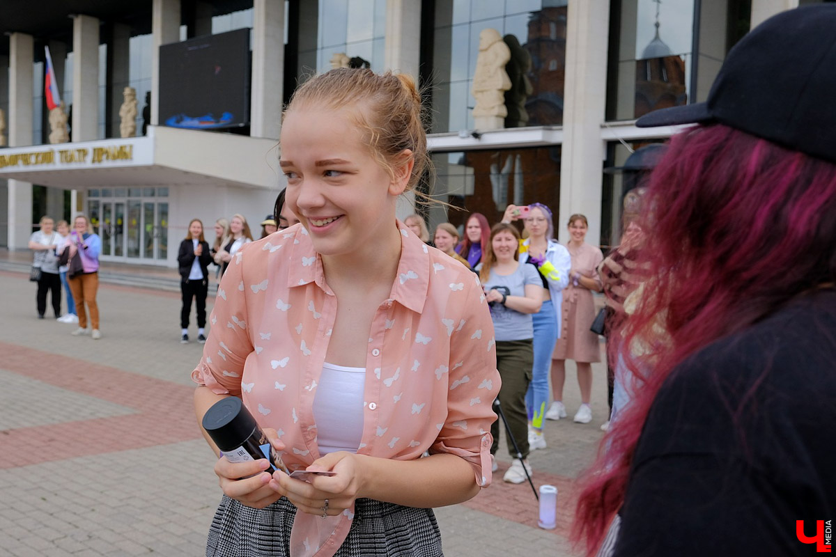 Несколько десятков поклонниц группы BTS исполнили подготовленный заранее номер на Театральной площади. Участницы получили призы