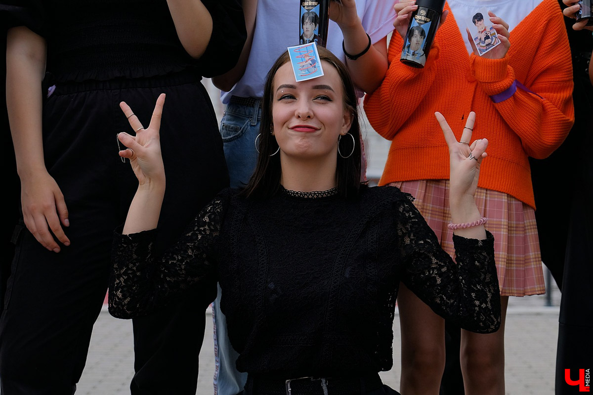 Несколько десятков поклонниц группы BTS исполнили подготовленный заранее номер на Театральной площади. Участницы получили призы