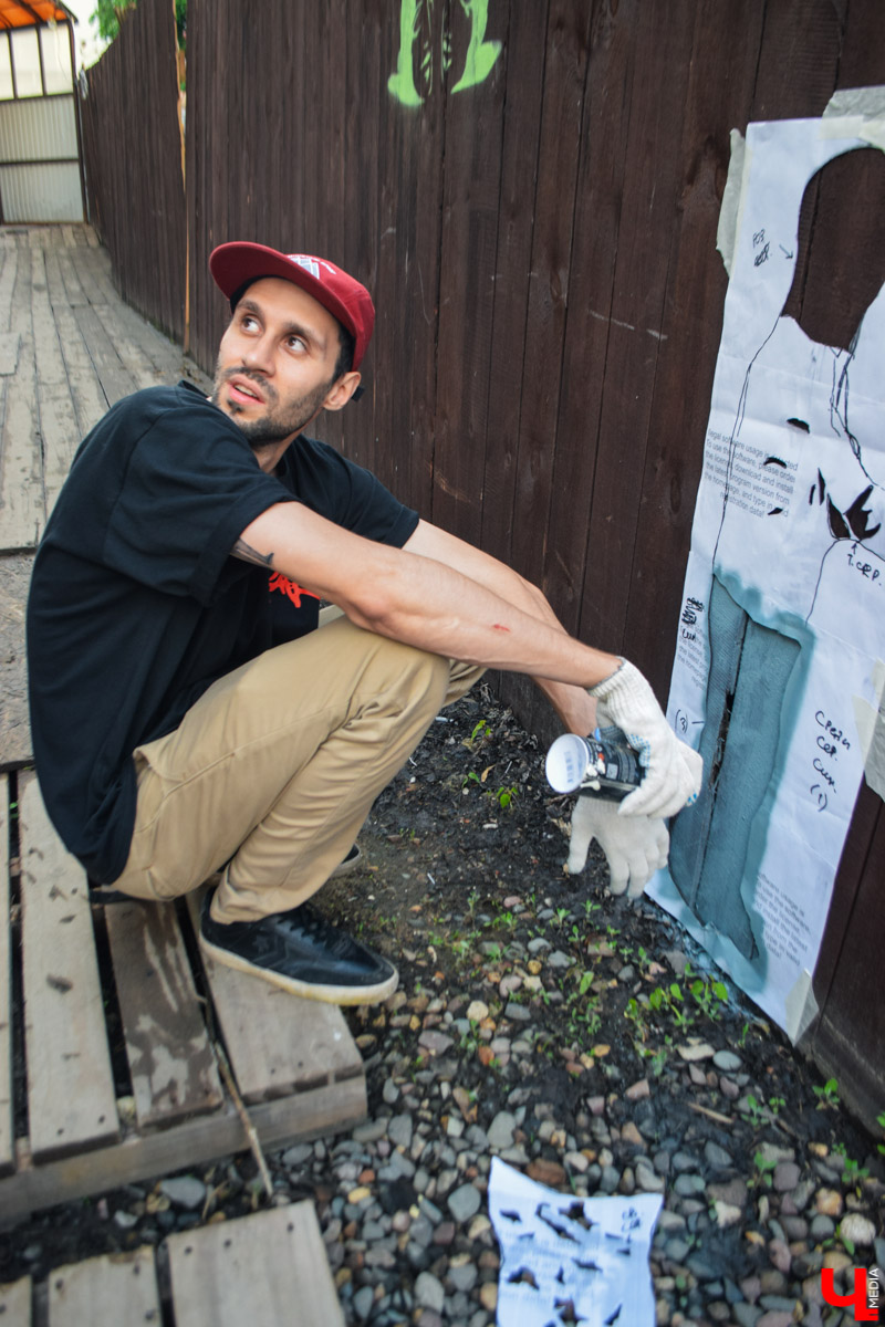 Для стрит-арта праздничные выходные получились продуктивными. Забор во дворике ЦСК теперь украшают новые граффити в стиле трафарет. Ищите Курта Кобейна, Сальвадора Дали, Мэрилин Монро и Сергея Бодрова