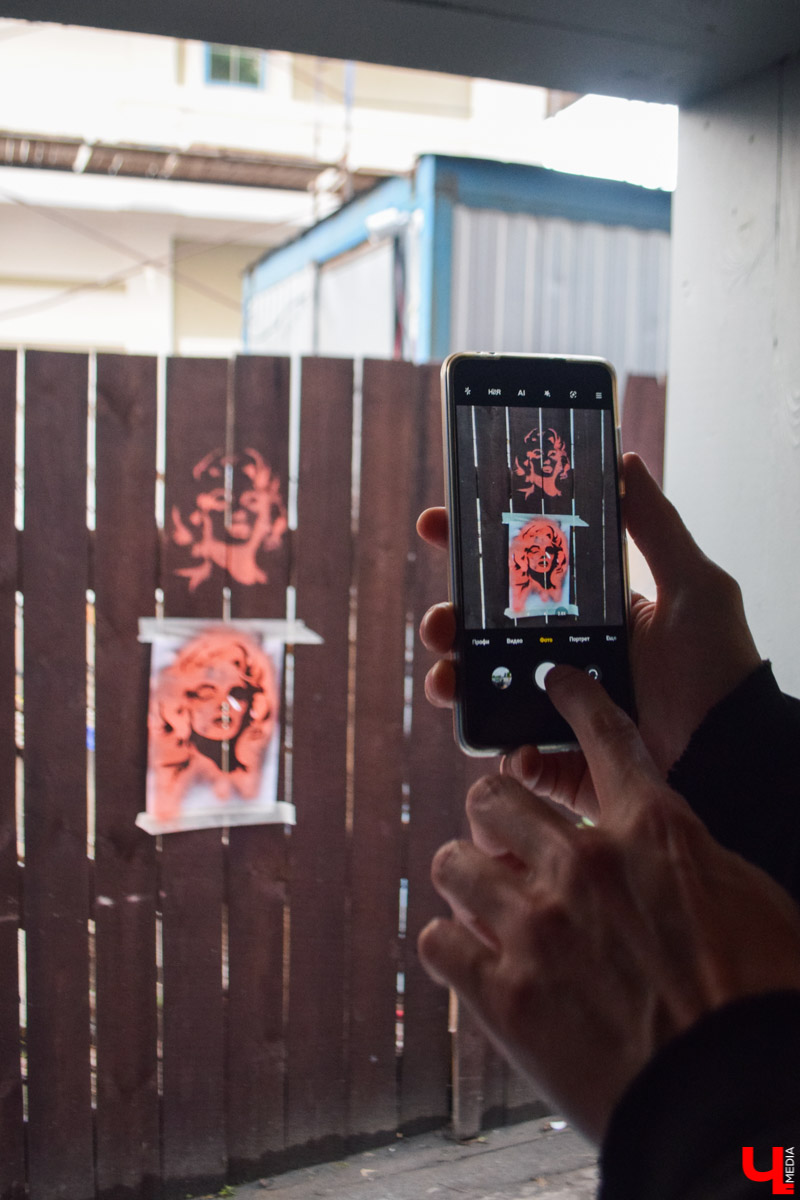 Для стрит-арта праздничные выходные получились продуктивными. Забор во дворике ЦСК теперь украшают новые граффити в стиле трафарет. Ищите Курта Кобейна, Сальвадора Дали, Мэрилин Монро и Сергея Бодрова