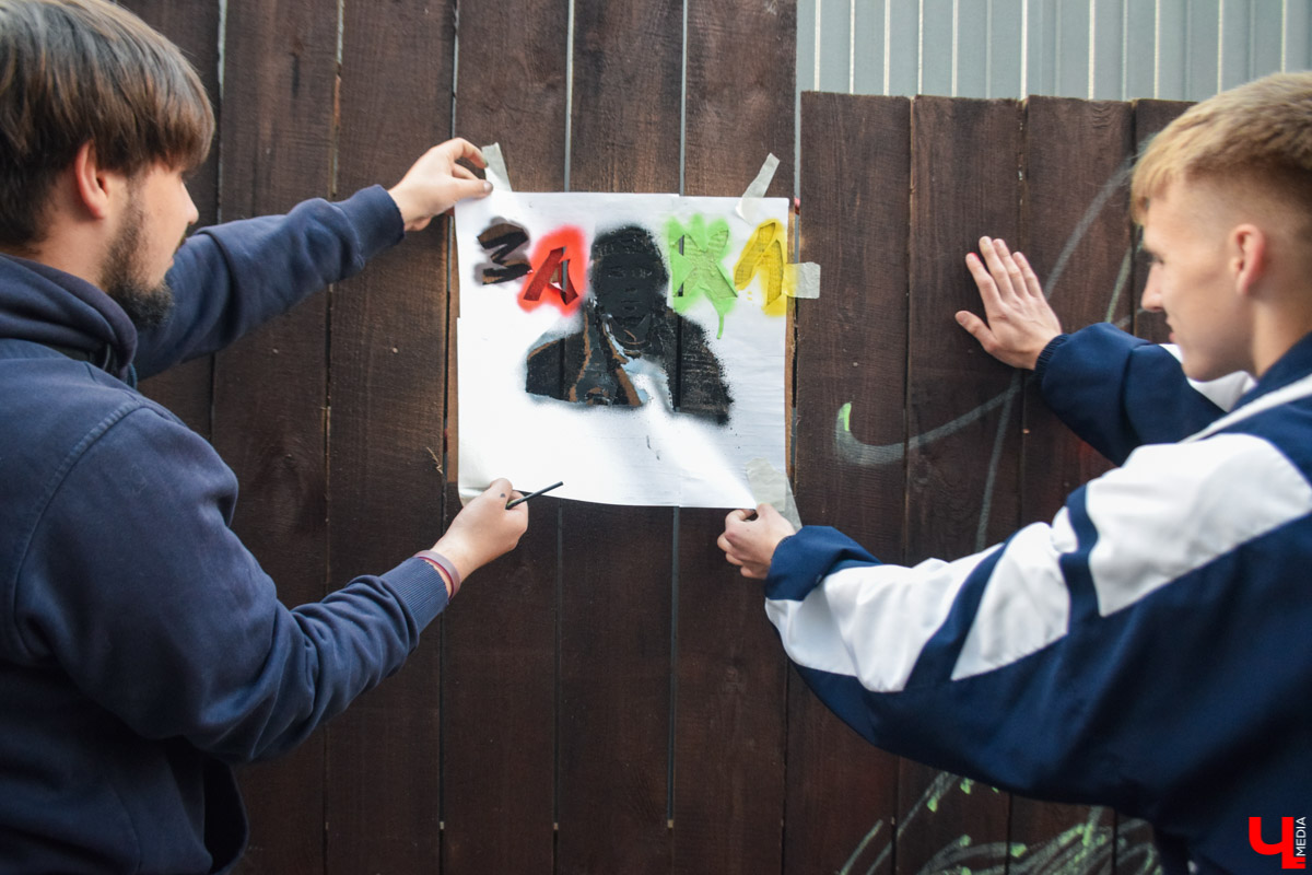 Для стрит-арта праздничные выходные получились продуктивными. Забор во дворике ЦСК теперь украшают новые граффити в стиле трафарет. Ищите Курта Кобейна, Сальвадора Дали, Мэрилин Монро и Сергея Бодрова