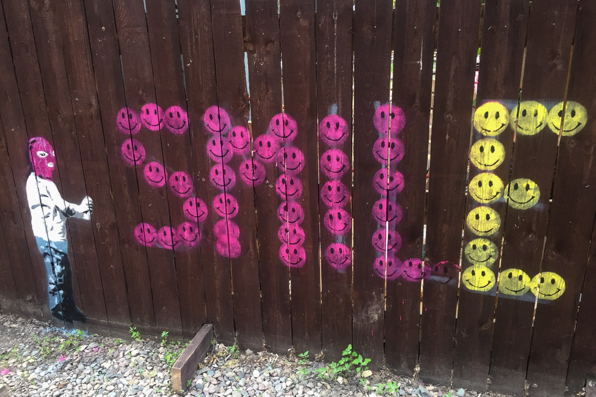 Для стрит-арта праздничные выходные получились продуктивными. Забор во дворике ЦСК теперь украшают новые граффити в стиле трафарет. Ищите Курта Кобейна, Сальвадора Дали, Мэрилин Монро и Сергея Бодрова