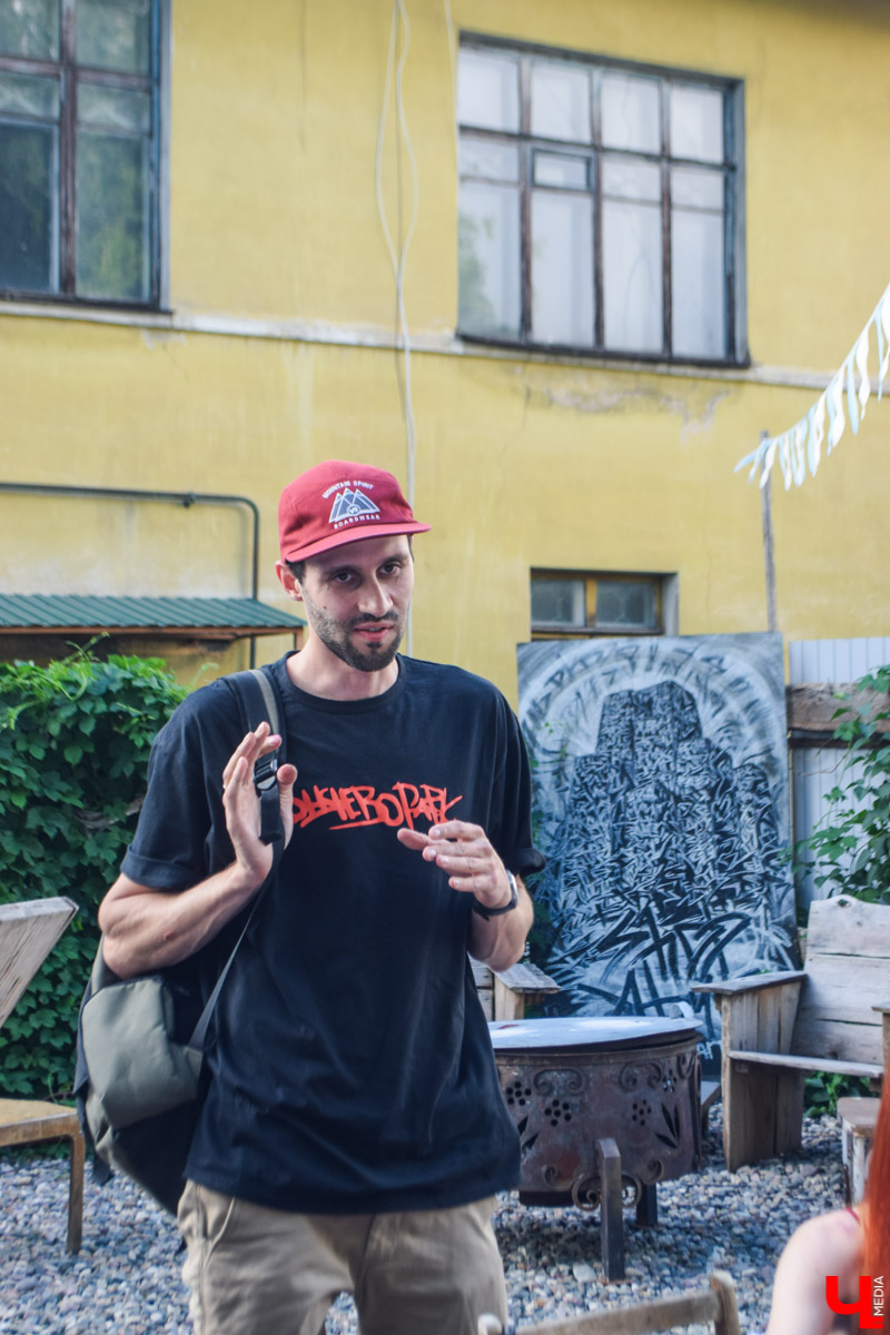 Для стрит-арта праздничные выходные получились продуктивными. Забор во дворике ЦСК теперь украшают новые граффити в стиле трафарет. Ищите Курта Кобейна, Сальвадора Дали, Мэрилин Монро и Сергея Бодрова