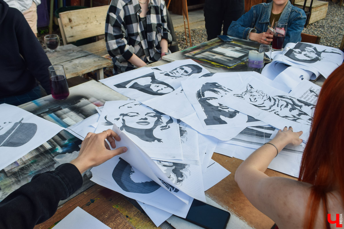 Для стрит-арта праздничные выходные получились продуктивными. Забор во дворике ЦСК теперь украшают новые граффити в стиле трафарет. Ищите Курта Кобейна, Сальвадора Дали, Мэрилин Монро и Сергея Бодрова