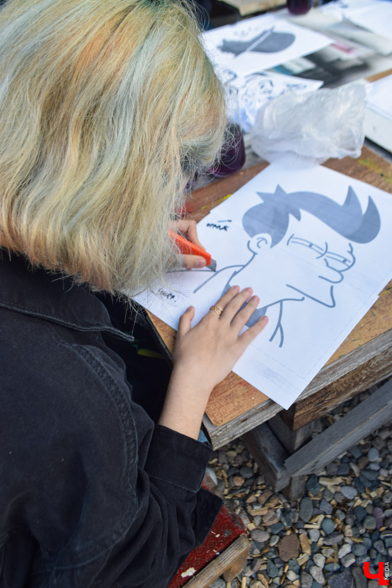 Для стрит-арта праздничные выходные получились продуктивными. Забор во дворике ЦСК теперь украшают новые граффити в стиле трафарет. Ищите Курта Кобейна, Сальвадора Дали, Мэрилин Монро и Сергея Бодрова