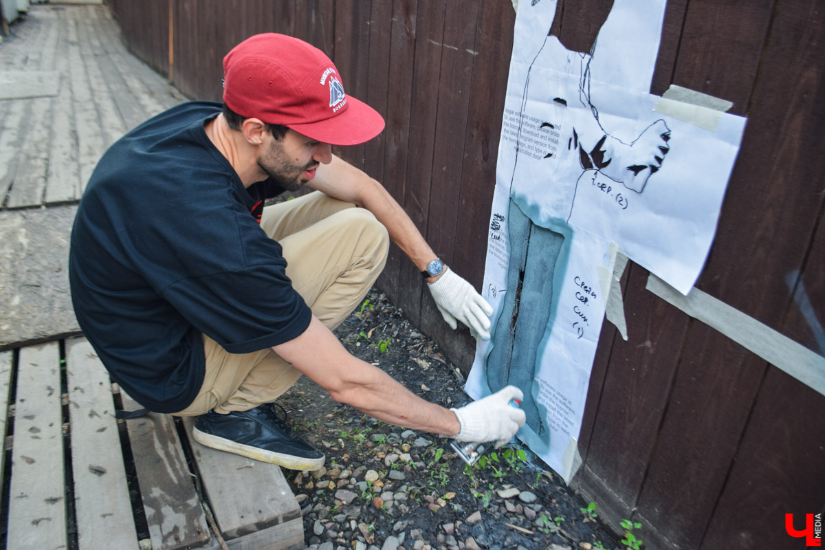 Для стрит-арта праздничные выходные получились продуктивными. Забор во дворике ЦСК теперь украшают новые граффити в стиле трафарет. Ищите Курта Кобейна, Сальвадора Дали, Мэрилин Монро и Сергея Бодрова