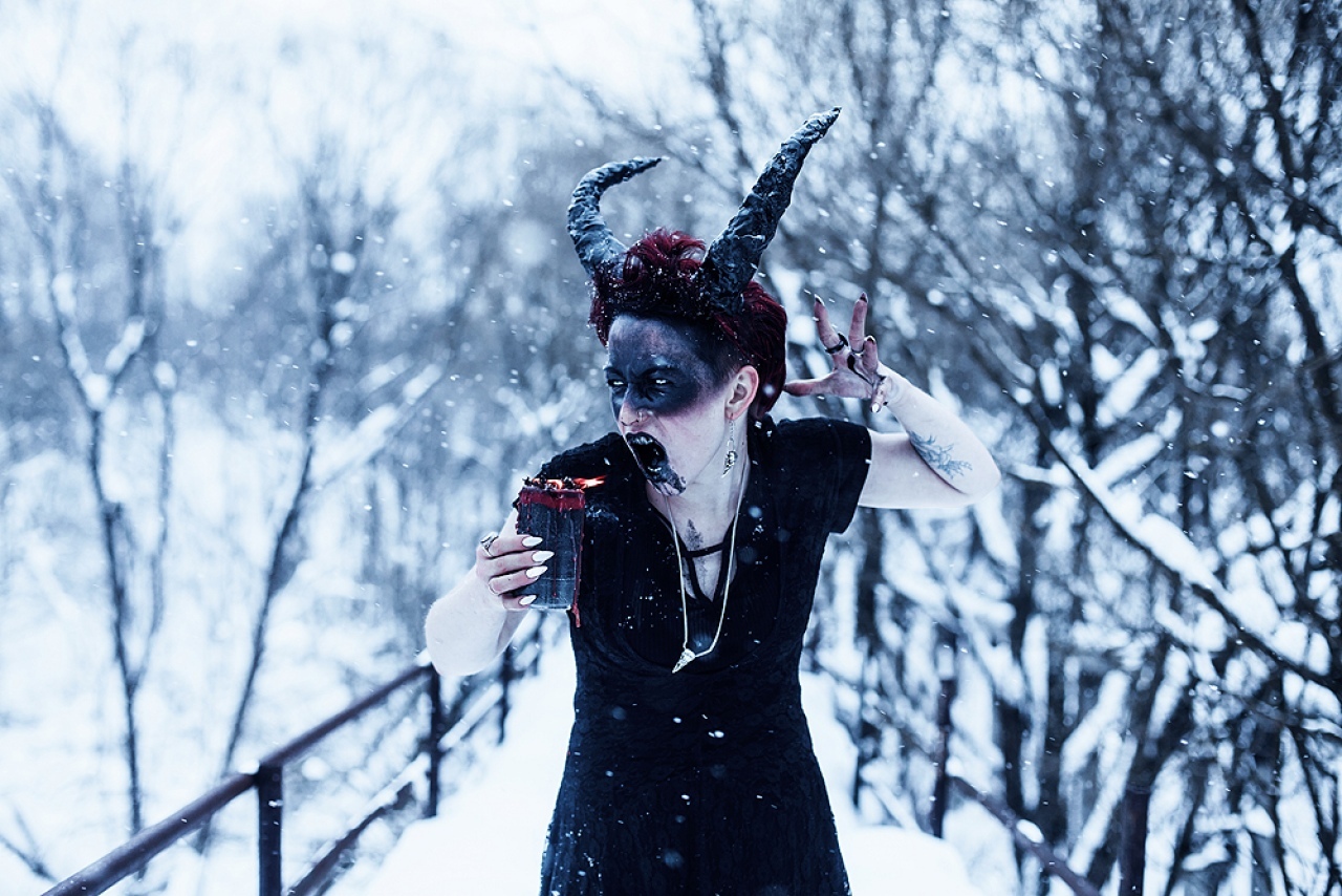 Разве преподаватель может снимать ужасы? Владимирский фотограф Алина Филатова доказывает это своим творчеством и объясняет, почему в каждом человеке живет древняя магия.