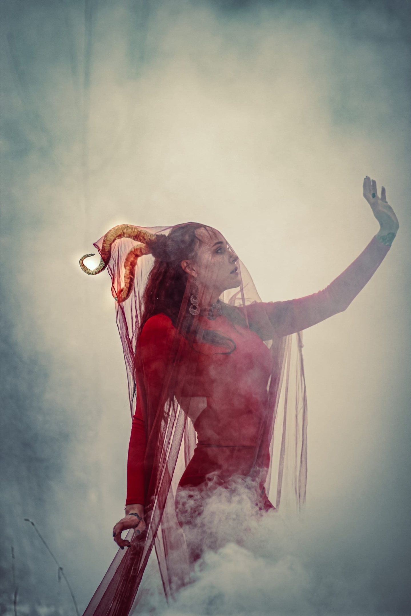 Разве преподаватель может снимать ужасы? Владимирский фотограф Алина Филатова доказывает это своим творчеством и объясняет, почему в каждом человеке живет древняя магия.