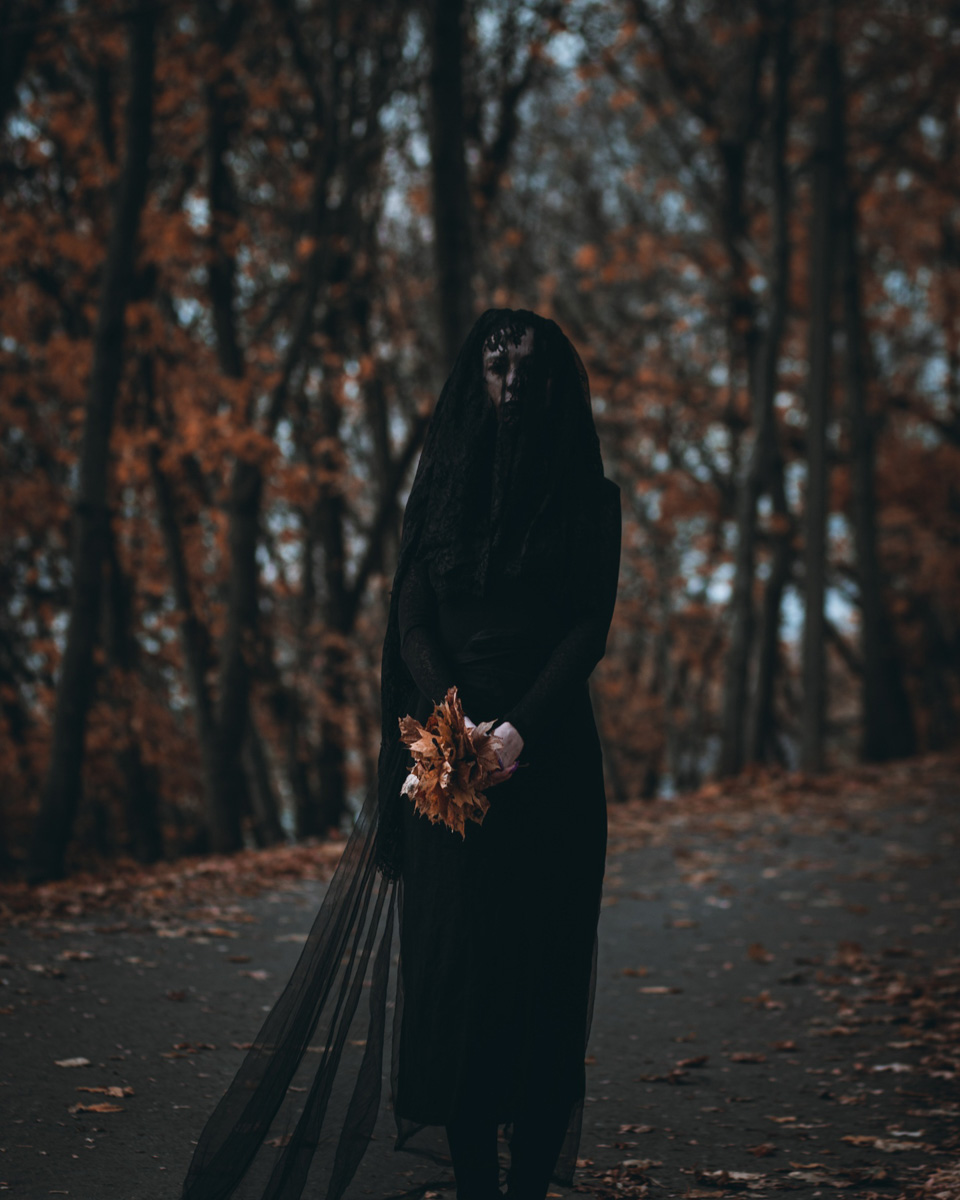 Разве преподаватель может снимать ужасы? Владимирский фотограф Алина Филатова доказывает это своим творчеством и объясняет, почему в каждом человеке живет древняя магия.