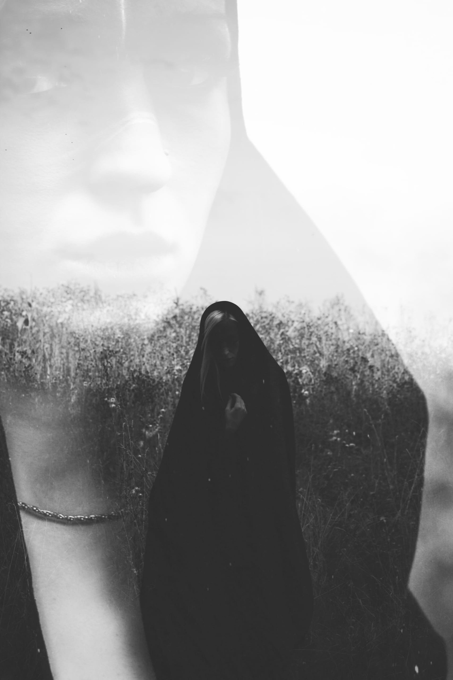 Разве преподаватель может снимать ужасы? Владимирский фотограф Алина Филатова доказывает это своим творчеством и объясняет, почему в каждом человеке живет древняя магия.