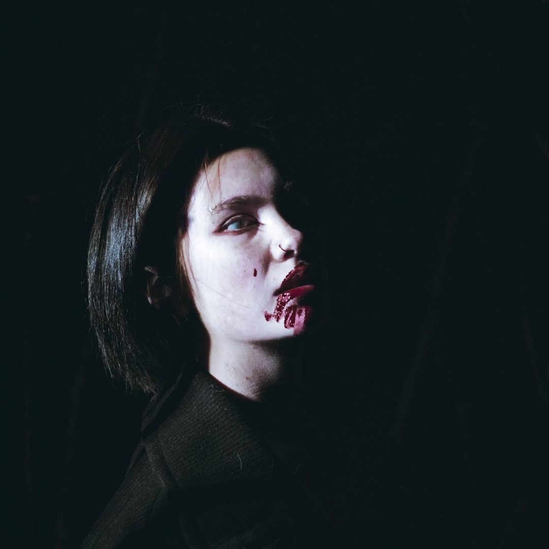 Разве преподаватель может снимать ужасы? Владимирский фотограф Алина Филатова доказывает это своим творчеством и объясняет, почему в каждом человеке живет древняя магия.