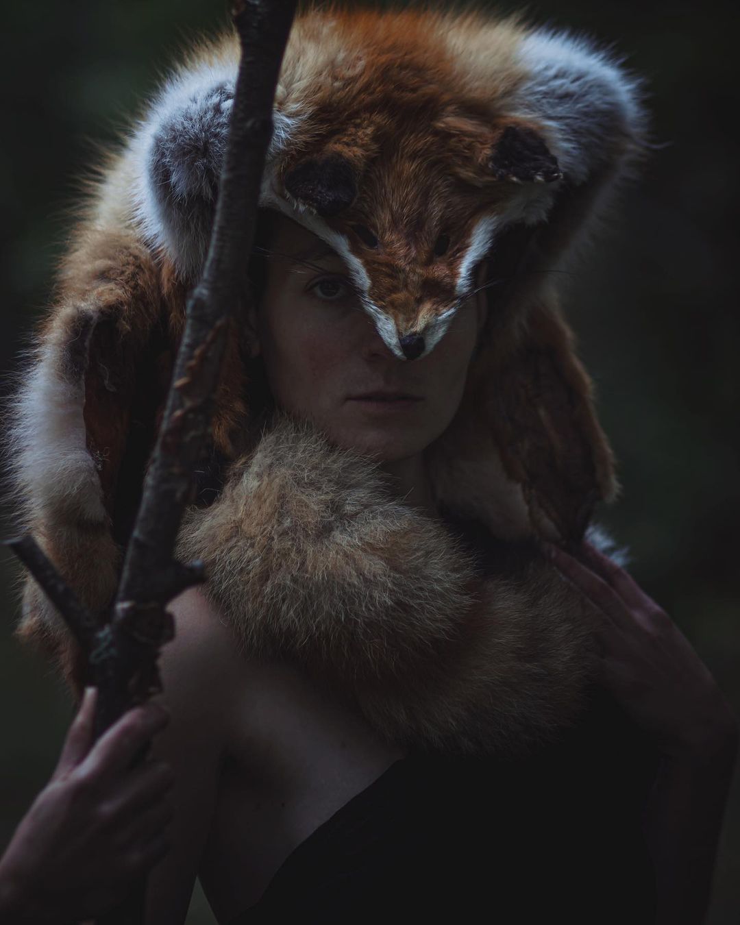 Разве преподаватель может снимать ужасы? Владимирский фотограф Алина Филатова доказывает это своим творчеством и объясняет, почему в каждом человеке живет древняя магия.