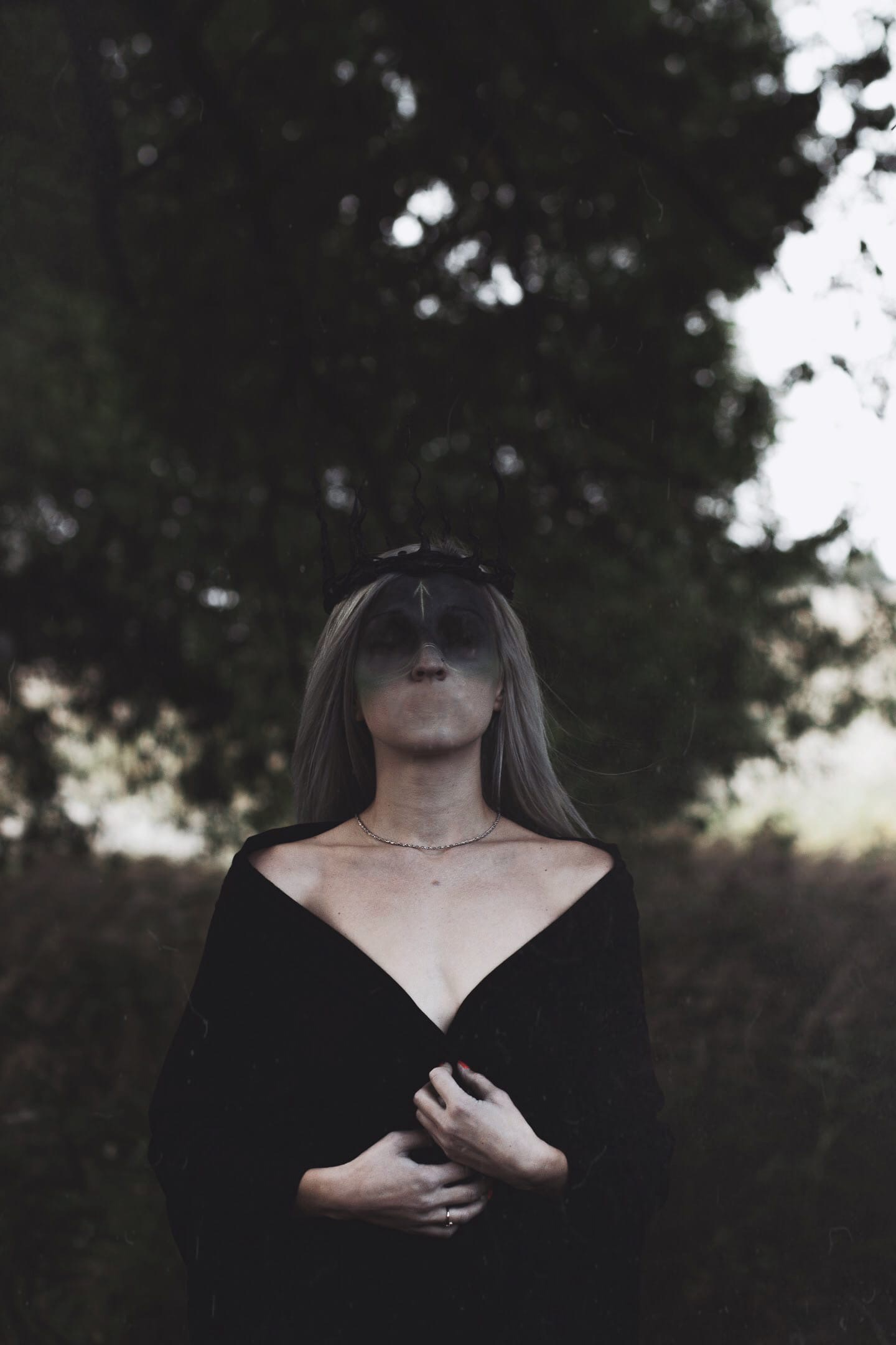 Разве преподаватель может снимать ужасы? Владимирский фотограф Алина Филатова доказывает это своим творчеством и объясняет, почему в каждом человеке живет древняя магия.