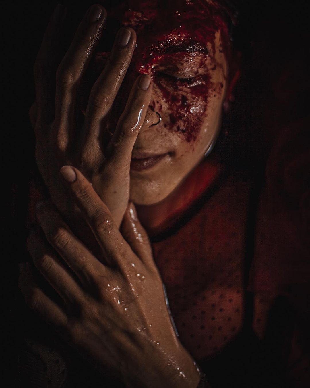 Разве преподаватель может снимать ужасы? Владимирский фотограф Алина Филатова доказывает это своим творчеством и объясняет, почему в каждом человеке живет древняя магия.