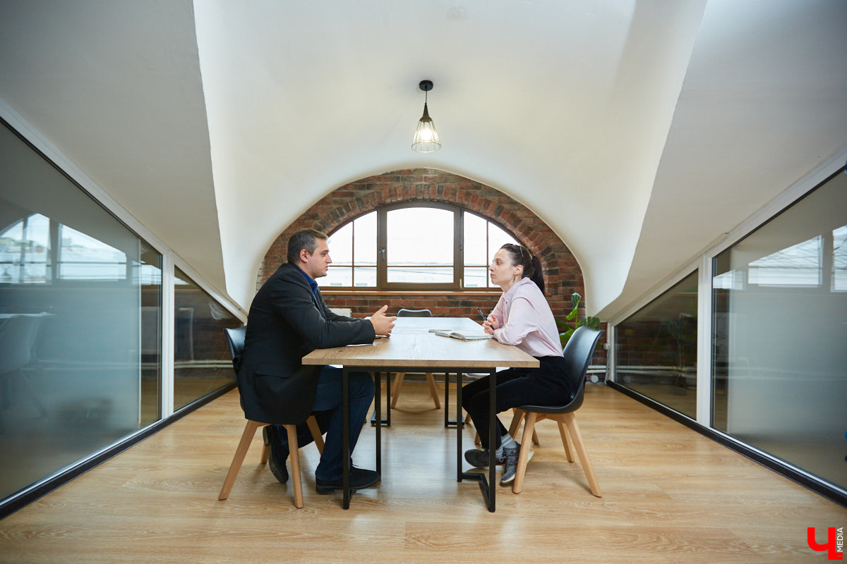 Одна из крупнейших IT-компаний региона переехала в просторный офис на Большой Московской. Этот опенспейс уже известен владимирцам: раньше там обитало антикафе, затем — кофейня. Оказалось, переезд веб-разработчиков обусловлен их желанием работать с комфортом и запасом по площади для потенциального расширения штата. А вот кого ждут в команду и что предлагают соискателям, «Ключ-Медиа» рассказал генеральный директор Кирилл Сидоров